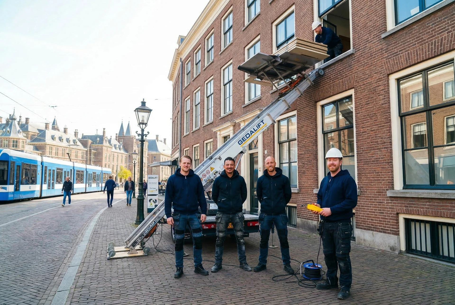 Verhuisteam van VHL Haarlem aan het werk