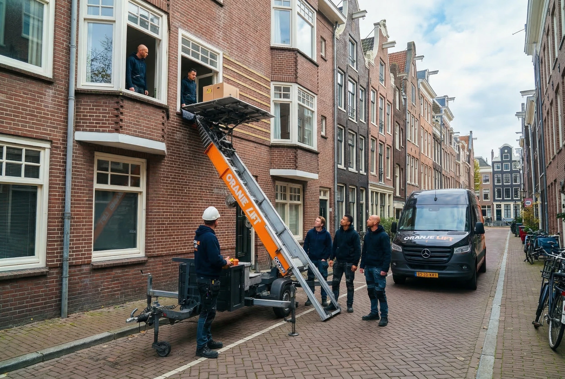 Verhuislift in actie bij verhuizing in Haarlem