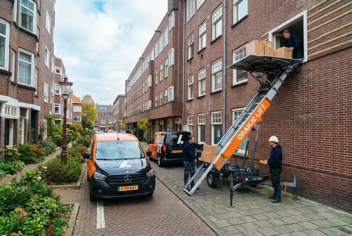 Aanhangerlift geplaatst in een smalle straat in Haarlem