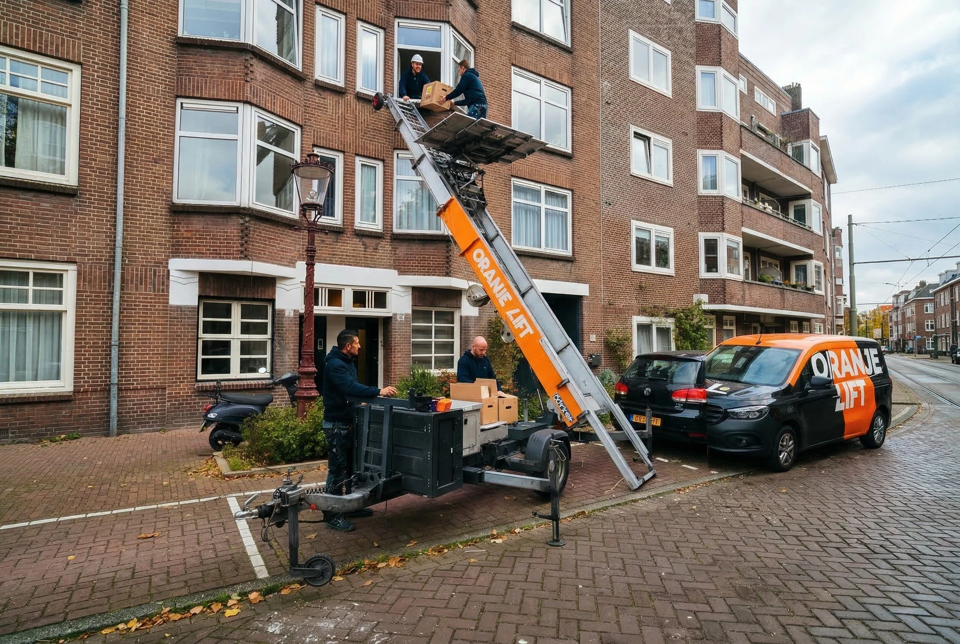 Verhuislift in actie bij woning in Haarlem