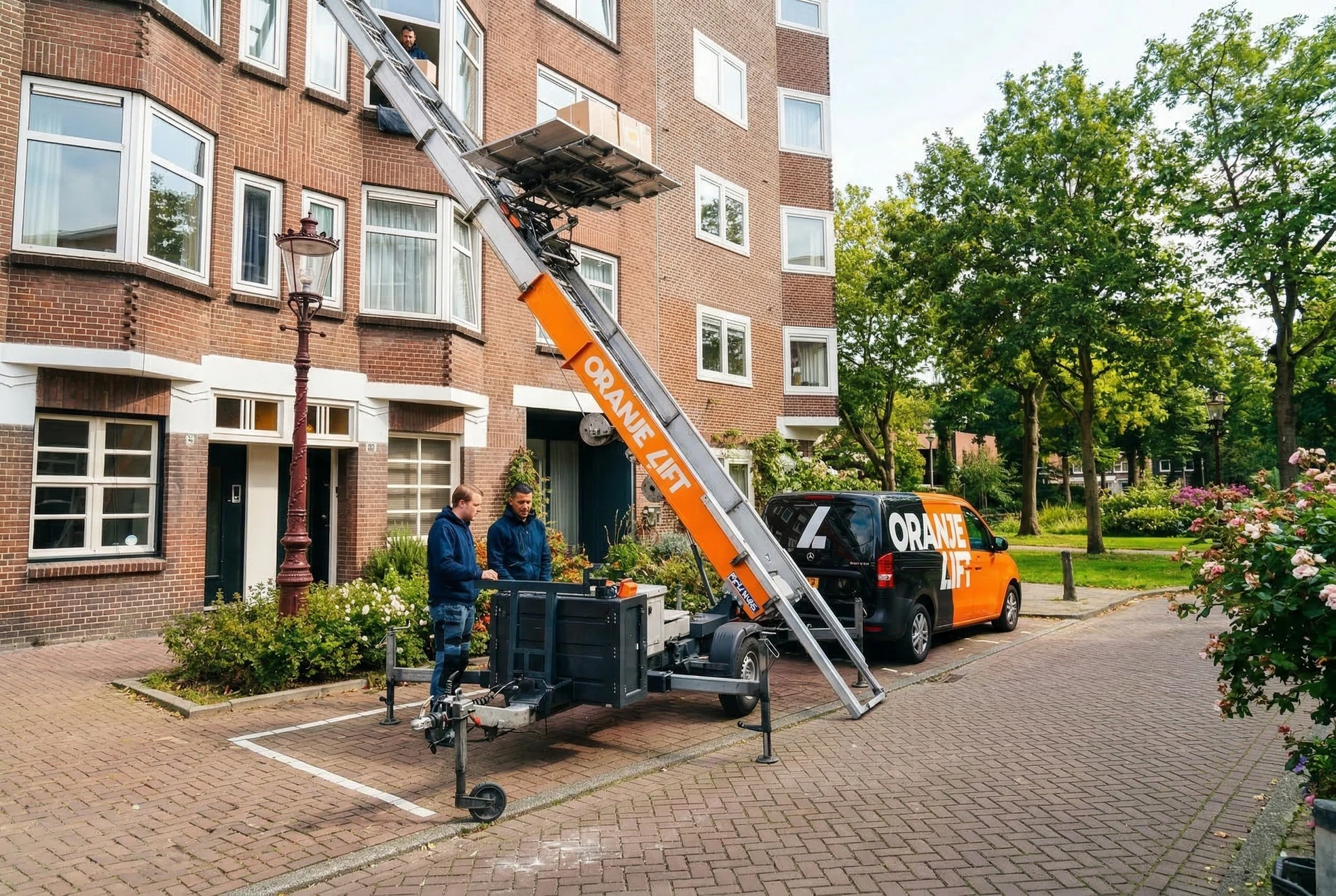 Aanhangerlift in gebruik bij appartement Haarlem